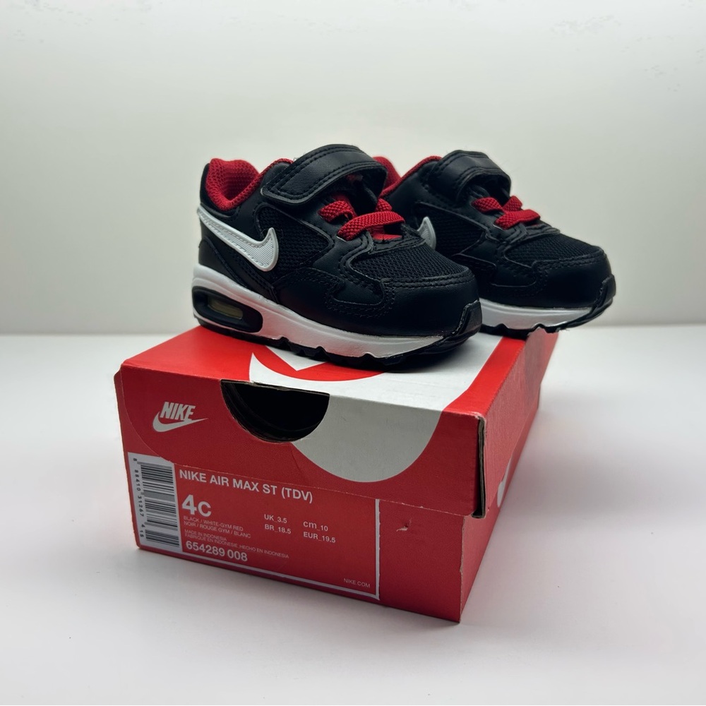 Nike Air Max Black and Red Sneakers Classic Athletic Design